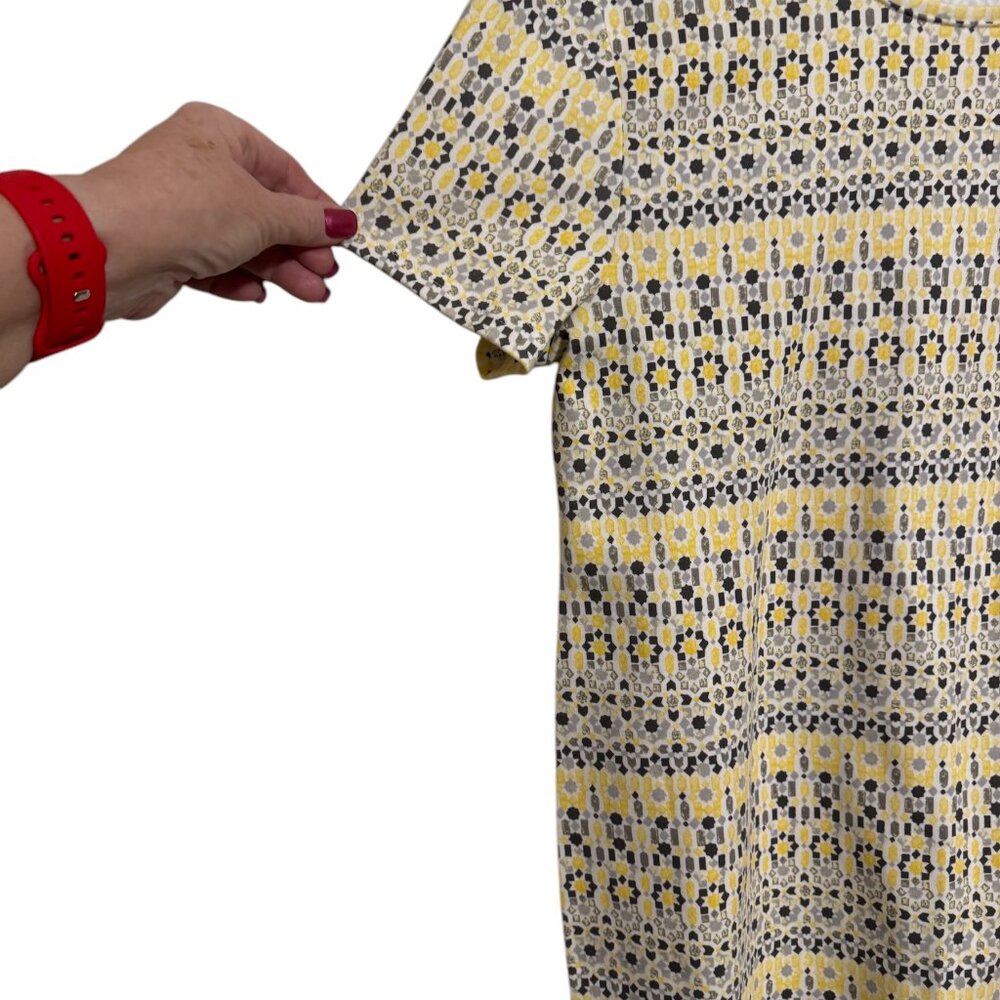 NWT   SPRING/SUMMER  GRAY & YELLOW PRINT  CLASSIC TEE   SMALL       #Z - Picture 3 of 8